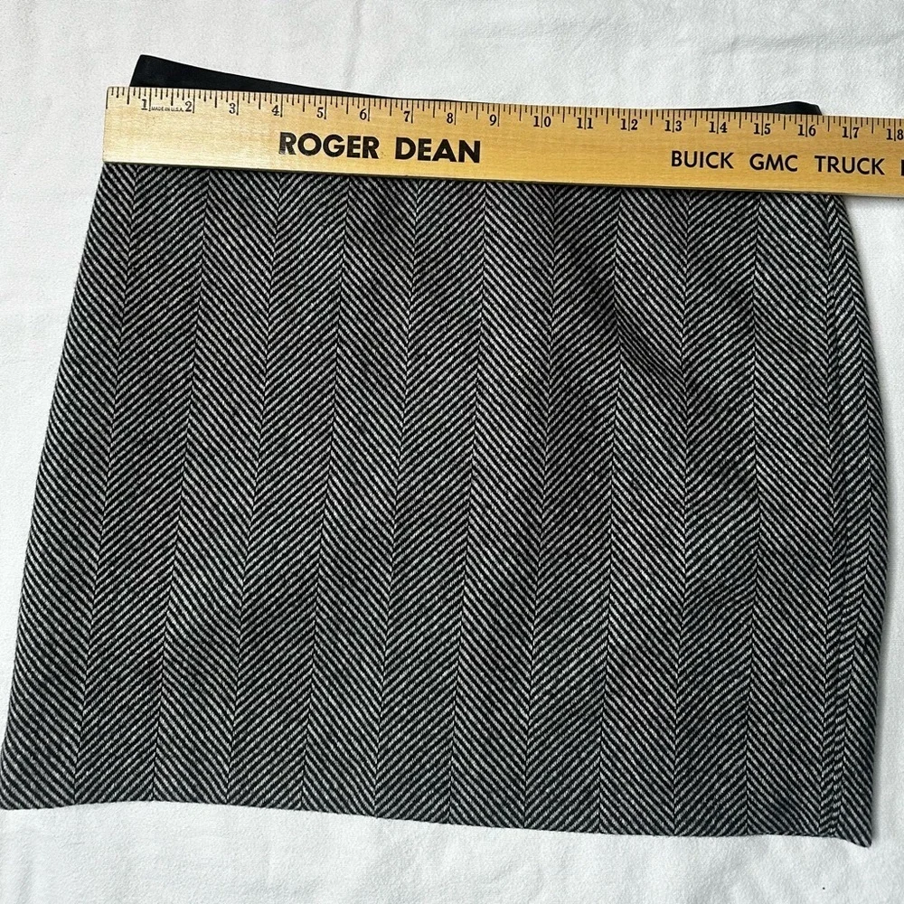 Banana Republic Wool Herringbone Mini Skirt Size 8 Dark Academia Preppy Classic